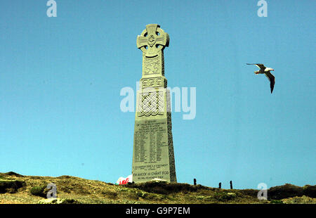 Ein Denkmal überblickt die Bucht von Fitzroy auf den Falklandinseln, um all jene zu komemorieren, die auf dem RFA Sir Galahad in der Bucht gesprengt und getötet wurden. Stockfoto