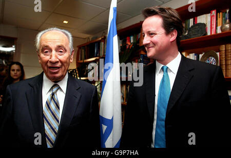 Der Vorsitzende der Konservativen Partei David Cameron trifft den stellvertretenden israelischen Ministerpräsidenten Shimon Peres in seinem Büro in Tel Aviv, Israel, während seines zweitägigen Besuchs im Land. Stockfoto