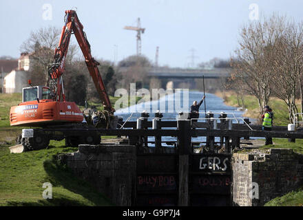 Baggergeräte sitzen am Ufer des Grand Canal in Clondalkin, Dublin, nach der Entdeckung des Körpers des 18-jährigen Shane Coughlan vor Ort gestern. Stockfoto