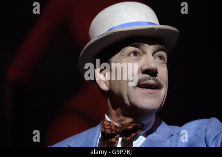 Robert Lindsay, der Archie Rices spielt, während eines Fotoalles für „The Entertainer“ im Old Vic Theatre im Zentrum von London. Stockfoto