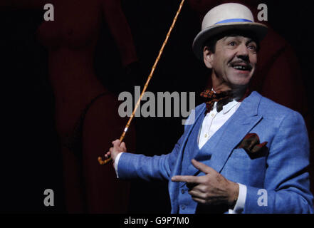 Robert Lindsay, der Archie Rice spielt, während eines Fotoalles für 'The Entertainer' im Old Vic Theatre im Zentrum von London. Stockfoto