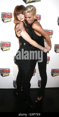 Nicola Roberts (links) und Sarah Harding von Girls Aloud kommen für die NME Awards 2007 im Hammersmith Palais im Westen Londons an. Stockfoto