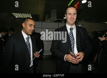 Cricket - England Abfahrt zum ICC Cricket World Cup im West Indies - Gatwick Airport. England Kapitän Michael Vaughan (rechts) und Ravinder Bopara vor der Abfahrt am Flughafen Gatwick, London. Stockfoto