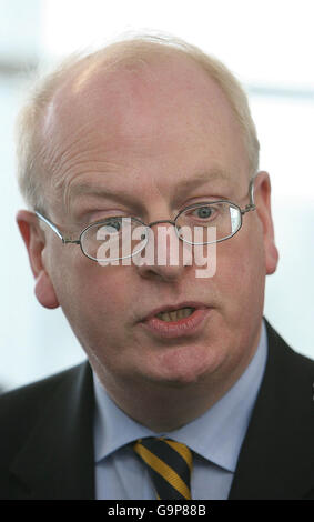 Tanaiste Michael McDowell sprach auf einer gemeinsamen Pressekonferenz mit dem britischen Innenminister John Reid über die Vereinbarungen für die Zusammenarbeit im Bereich Einwanderung im Fährhafen Dun Laoghaire. Stockfoto