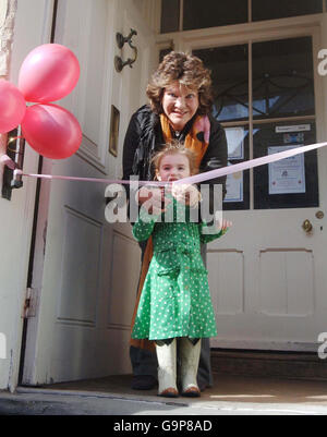 Lady Elizabeth Ashcombe und ihre Enkelin Violet Dent-Brocklehurst im Alter von 2 Jahren schneiden heute in einem Kinderkleidergeschäft in Winchcombe, Gloucestershire, das Band. Stockfoto