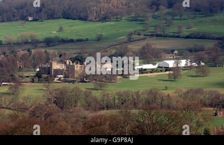 Sudeley Castle in Gloucestershire, mit einem Festzelt auf dem Gelände - der Veranstaltungsort für die Hochzeit und Hochzeitsfeier von Liz Hurley an diesem Wochenende. Stockfoto