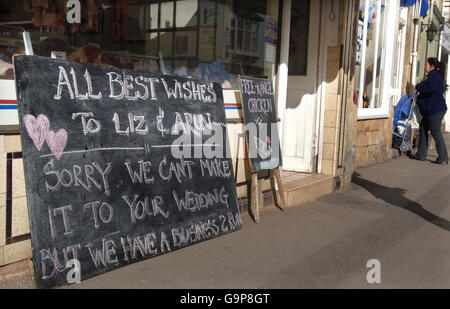 Ein Schild mit den besten Wünschen an Liz Hurley und Arun Nayar, heute vor einem Geschäft in Winchcombe, Gloucestershire. Stockfoto