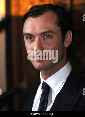 Jude Law wird von Gerard Errera, dem französischen Botschafter in Großbritannien, mit dem Chevalier des Arts et des Lettres in Anerkennung seines Beitrags zum Kino in der Residence de France im Zentrum von London geehrt. Stockfoto