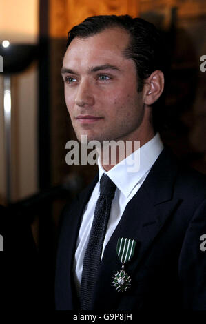 Jude Law wird von Gerard Errera, dem französischen Botschafter in Großbritannien, mit dem Chevalier des Arts et des Lettres in Anerkennung seines Beitrags zum Kino in der Residence de France im Zentrum von London geehrt. Stockfoto