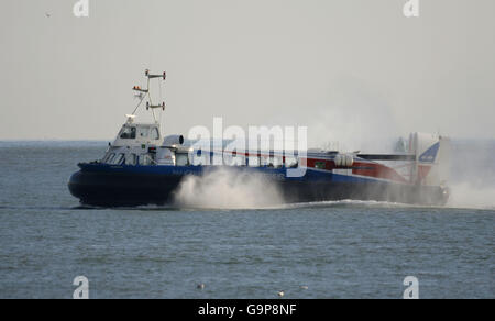 Eines der beiden Hovertravel Luftkissenfahrzeuge überquert den Solent zwischen Southsea in Portsmouth und Ryde auf der Isle of Wight. Die zehnminütige Fahrt ist die schnellste Route über das Wasser für Pendler und Urlauber. Stockfoto