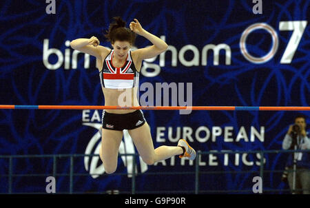 Die britische Kate Dennison im Pole Vault während der Leichtathletik-Halleneuropameisterschaften in der National Indoor Arena, Birmingham. Stockfoto