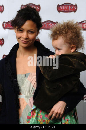 Schauspielerin Thandie Newton (links) und ein unidentifiziertes Kind kommen zur Gala-Vorführung von Walt Disneys Animation Peter Pan, die zur Feier der Restaurierung und Ankunft auf Disney DVD im Odeon West End am Leicester Square in London stattfand. Stockfoto