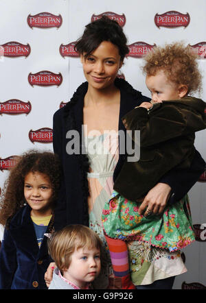 Die Schauspielerin Thandie Newton (Mitte) und nicht identifizierte Kinder kommen zur Gala-Vorführung von Walt Disneys Animation Peter Pan, die zur Feier der Restaurierung und der Ankunft auf Disney-DVD im Odeon West End am Leicester Square, London, stattfand. Stockfoto