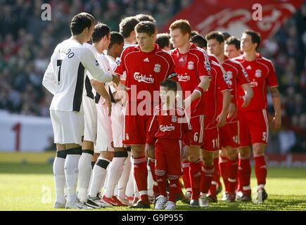 Liverpool-Kapitän Steven Gerrard schüttelt die Hand von Manchester United Cristiano Ronaldo als sich die Teams vor dem begrüßen Übereinstimmung Stockfoto