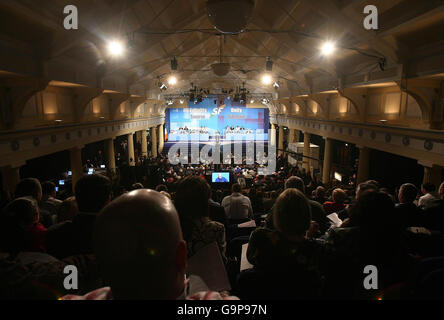 Die Delegierten hören den Rednern während der Sinn Fien ARD Fheis zu, die dieses Wochenende in den Hallen der Royal Dublin Society in der Stadt stattfinden. Stockfoto