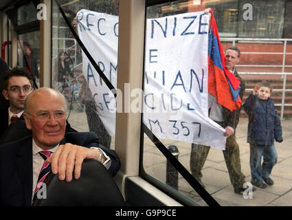 Sir Menzies Campbell, Vorsitzender der Liberaldemokratischen Partei, sitzt in einem Bus in Harrogate, wo seine Partei ihre Frühjahrstagung veranstaltet. Stockfoto