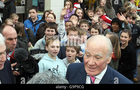 Sir Menzies Campbell, der Vorsitzende der Liberaldemokratischen Partei, macht einen Spaziergang um Harrogate, wo seine Partei ihre Frühjahrstagung abhält. Stockfoto