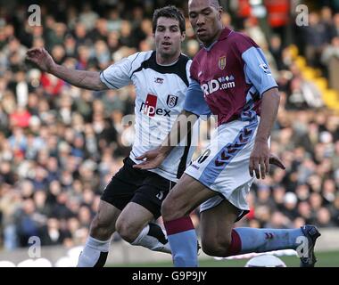 Soccer - FA Barclays Premiership - Fulham / Aston Villa - Craven Cottage. Carlos Bocanegra von Fulham und John Carew von Aston Villa in Aktion Stockfoto