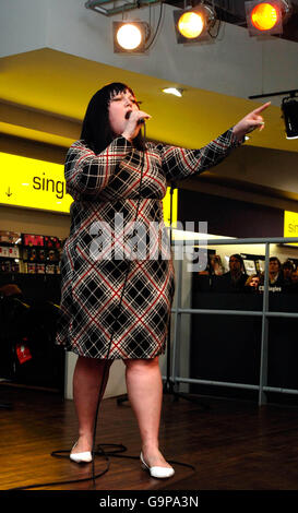 Beth Ditto von The Gossip tritt während eines Instore Gig und Signing Session im HMV im Zentrum von London auf. Stockfoto