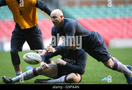 Tom Shanklin aus Wales wirft den Ball während einer Trainingseinheit im Millennium Stadium in Cardiff aus. Stockfoto