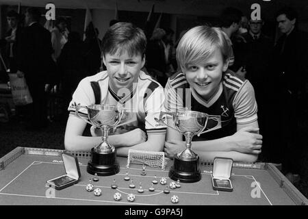 Die Tischfußballstars Darrell Dunscombe (links) von Stockport und Justin Finch von Coventry gewannen mit ihren Trophäen nach darrell, 16, den Senior und Justin, 15, dem Junioren-Subbuteo World British Finale im Ladbroke International Hotel in Wembley heute. Stockfoto