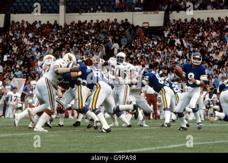 Action vom American Bowl Exhibition Match im Wembley Stadion zwischen den Minnesota Vikings und den St. Louis Cardinals. Eine Gruppe von rund 30,000 Menschen tauchten auf, um die beiden NFL-Teams in Aktion zu beobachten Stockfoto