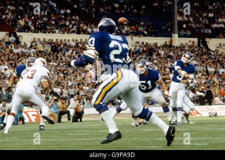 Action vom American Bowl Exhibition Match im Wembley Stadion zwischen den Minnesota Vikings und den St. Louis Cardinals. Eine Gruppe von rund 30,000 Menschen tauchten auf, um die beiden NFL-Teams in Aktion zu beobachten Stockfoto