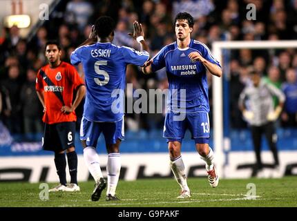 Fußball - UEFA Champions League - erste Ausscheidungsrunde - zweite Etappe - Chelsea gegen FC Porto - Stamford Bridge. Chelse'a Michael Ballack (rechts) feiert sein Tor. Stockfoto