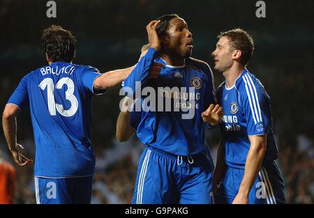 Fußball - UEFA Champions League - erste Ausscheidungsrunde - zweite Etappe - Chelsea gegen FC Porto - Stamford Bridge. Chelseas Torschütze Michael Ballack (links) dreht sich ab, als Teamkollege Didier Drogba (Mitte) sein Tor mit seinen Teamkollegen feiert. Stockfoto