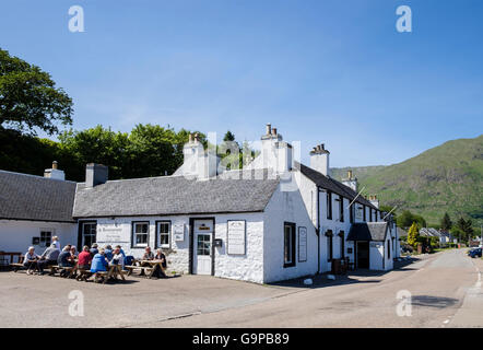 The Inn at Ardgour ist eine traditionelle Country Pub und Hotel im Sommer. Corran Fort William, Inverness-shire Highlands Schottland Großbritannien Großbritannien Stockfoto