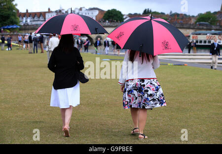 Zuschauern Unterschlupf unter Sonnenschirmen tagsüber drei 2016 Henley Royal Regatta, Oxfordshire. Stockfoto