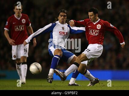 Ryan Giggs von Manchester United (rechts) und Miguel Pedro Mendes von Portsmouth (Mitte) kämpfen um den Ball, während Michael Carrick von Manchester United schaut Stockfoto