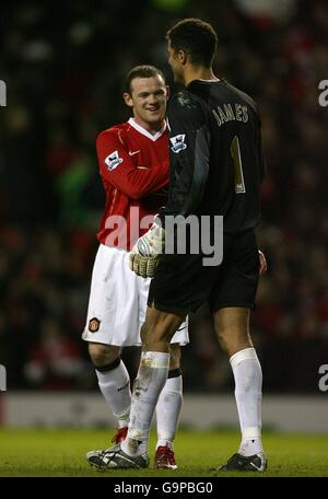 David James von Portsmouth (rechts) gratuliert Wayne Rooney von Manchester United Die letzte Pfeife Stockfoto