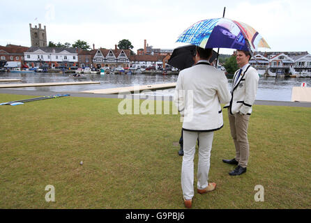 Menschen Unterschlupf unter Sonnenschirmen tagsüber drei 2016 Henley Royal Regatta, Oxfordshire. Stockfoto