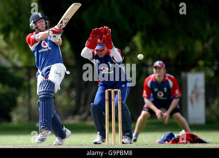 Der englische Paul Collingwood (links) trifft den Ball am Fletcher-Keeper Paul Nixon während einer Nets-Trainingseinheit im Fletcher Park, Carlisle, Perth, Australien. Stockfoto