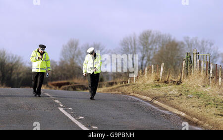 5 sterben bei einem Verkehrsunfall. Die Polizei von Tayside am Ort des Straßenunfalls auf der A85 Perth-Crieff-Straße, bei dem fünf Menschen getötet wurden. Stockfoto