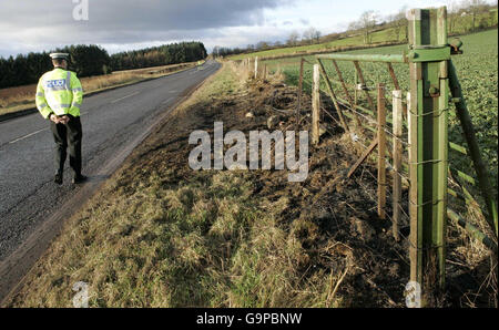 5 sterben bei einem Verkehrsunfall. Die Polizei von Tayside am Ort des Straßenunfalls auf der A85 Perth-Crieff-Straße, bei dem fünf Menschen getötet wurden. Stockfoto