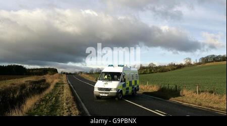 5 sterben bei einem Verkehrsunfall. Die Polizei von Tayside am Ort des Straßenunfalls auf der A85 Perth-Crieff-Straße, bei dem fünf Menschen getötet wurden. Stockfoto