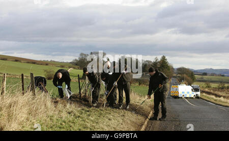 5 sterben bei einem Verkehrsunfall. Die Polizei von Tayside am Ort des Straßenunfalls auf der A85 Perth-Crieff-Straße, bei dem fünf Menschen getötet wurden. Stockfoto