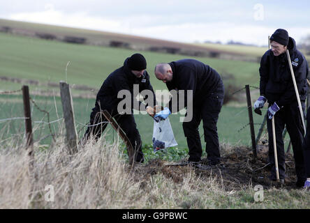 Polizeibeamte von Tayside suchen am Unfallort auf der A85 Perth-Crieff-Straße nach Hinweisen, wo fünf Menschen getötet wurden. Stockfoto