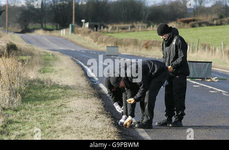 Polizeibeamte von Tayside suchen am Unfallort auf der A85 Perth-Crieff-Straße nach Hinweisen, wo fünf Menschen getötet wurden. Stockfoto