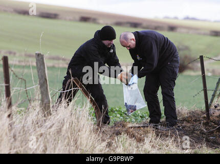 Polizeibeamte von Tayside suchen am Unfallort auf der A85 Perth-Crieff-Straße nach Hinweisen, wo fünf Menschen getötet wurden. Stockfoto