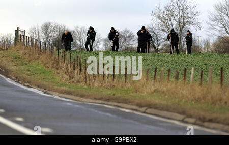 5 sterben bei einem Verkehrsunfall. Die Polizei von Tayside am Ort des Straßenunfalls auf der A85 Perth-Crieff-Straße, bei dem fünf Menschen getötet wurden. Stockfoto