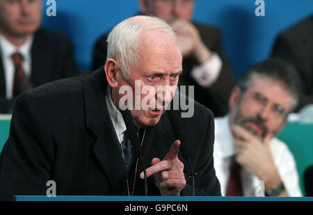 Der hochrangige Republikaner Peter John Carraghar aus South Armagh spricht bei Sinn Feins über die Polizeiarbeit bei der RDS in Dublin. Stockfoto