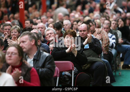 Eine allgemeine Ansicht der Delegierten bei Sinn Feins außergewöhnlicher ARD Fheis zur Polizeiarbeit, bei der RDS in Dublin. Stockfoto