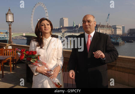 Der prominente Big Brother-Gewinner Shilpa Shetty mit dem Labour-Abgeordneten Keith Vaz bei einem Besuch im Londoner Parlamentsgebäude. Stockfoto