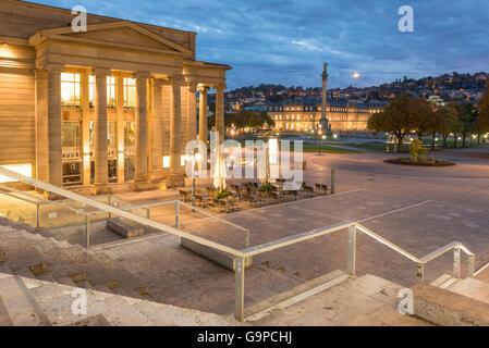 Stuttgart, Deutschland. 22. Oktober 2013. Der Stadtplatz Schlossplatz in Stuttgart am frühen Morgen Stockfoto