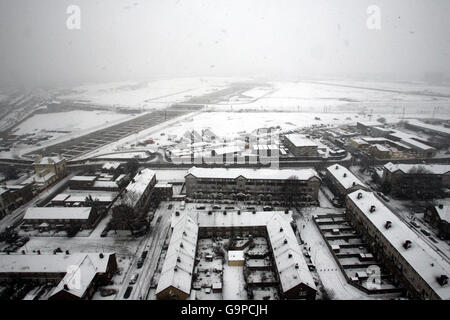 Starker Schneefall in ganz Großbritannien. Schnee bedeckt die olympische Stätte von 2012 in East London. Stockfoto