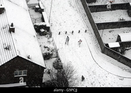 Starker Schneefall in ganz Großbritannien. Schnee bedeckt die Straßen in Stratford East London Stockfoto