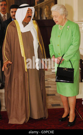 Die britische Königin Elizabeth II. Begrüßt den Emir von Kuwait, als er mit seinem Gefolge zum Mittagessen im Buckingham Palace, London, eintraf. Stockfoto